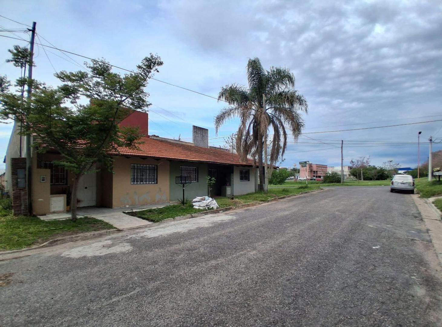Casa 2 dormitorios con patio y parrilla, Oro Verde