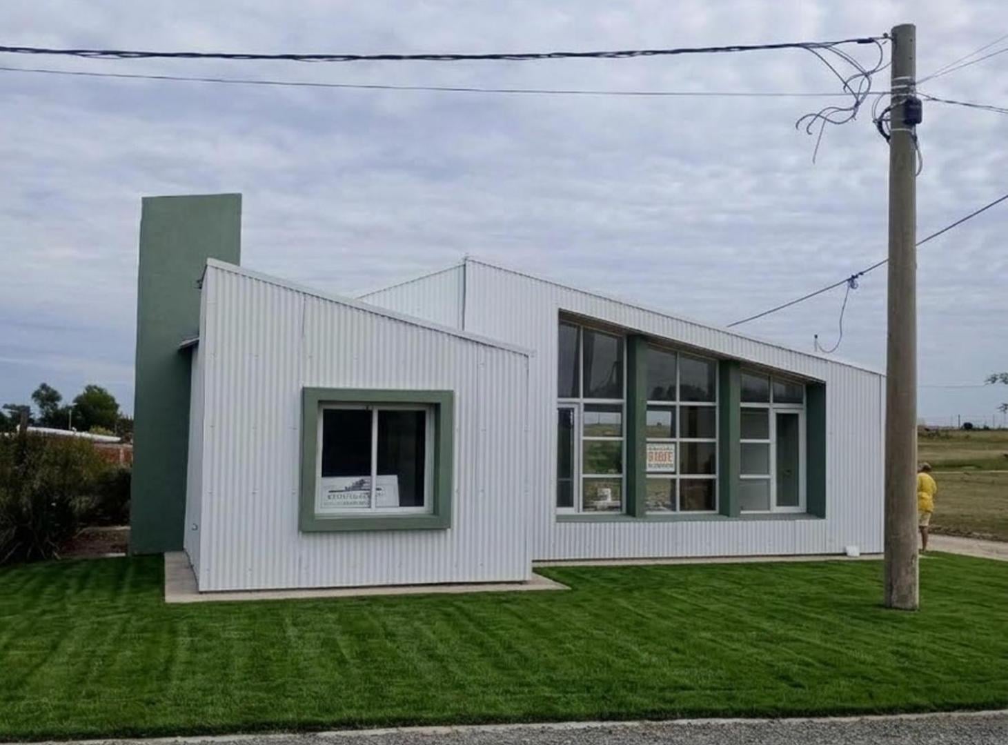 Casa a estrenar con pileta en Colonia Ensayo