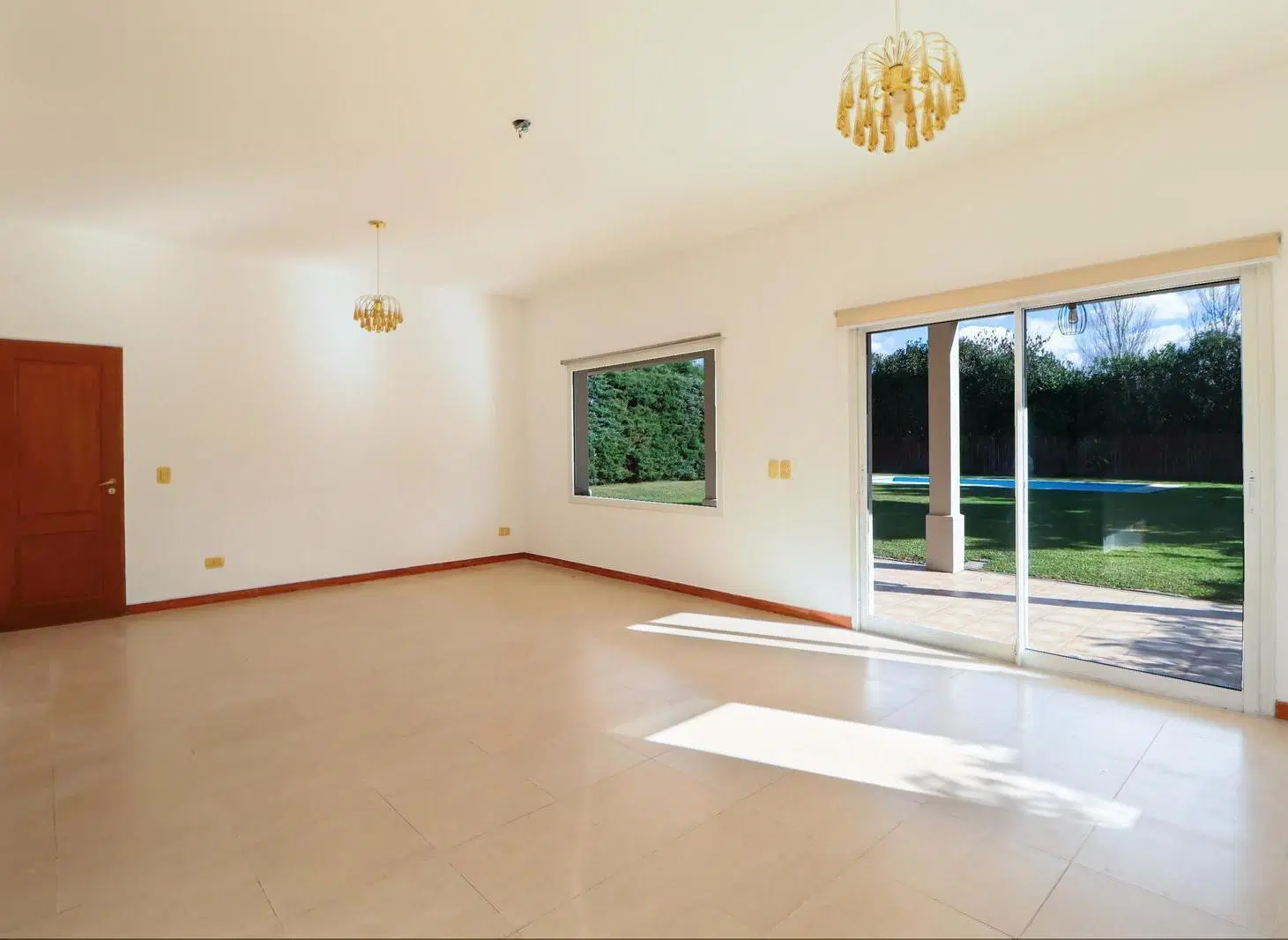ALQUILER - CASA 4 AMBIENTES CON JARDIN Y PILETA - 3