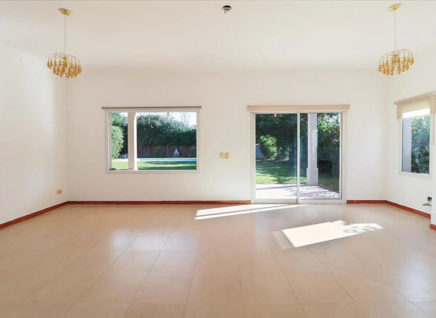 ALQUILER - CASA 4 AMBIENTES CON JARDIN Y PILETA - 1
