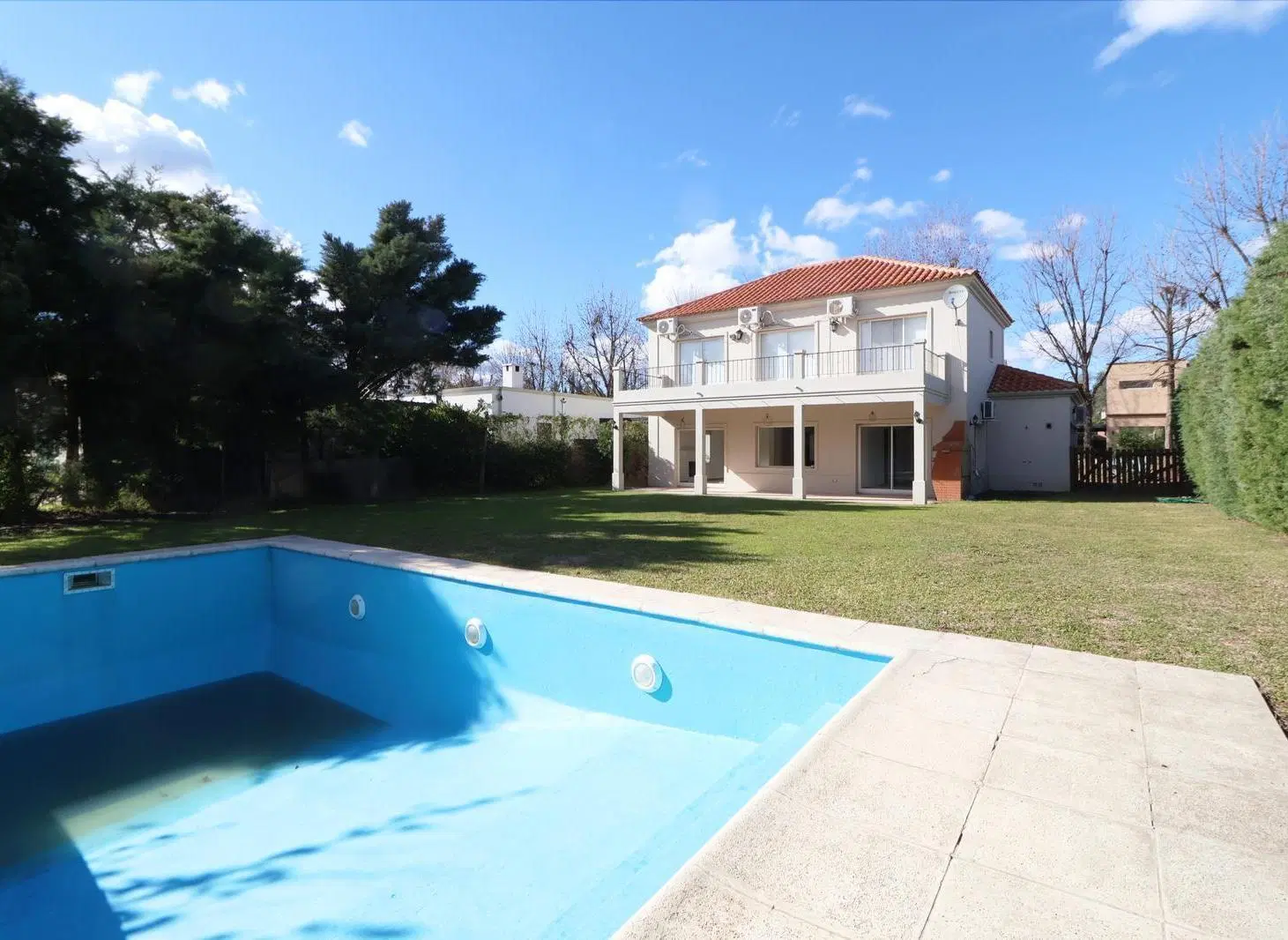 ALQUILER - CASA 4 AMBIENTES CON JARDIN Y PILETA - 8