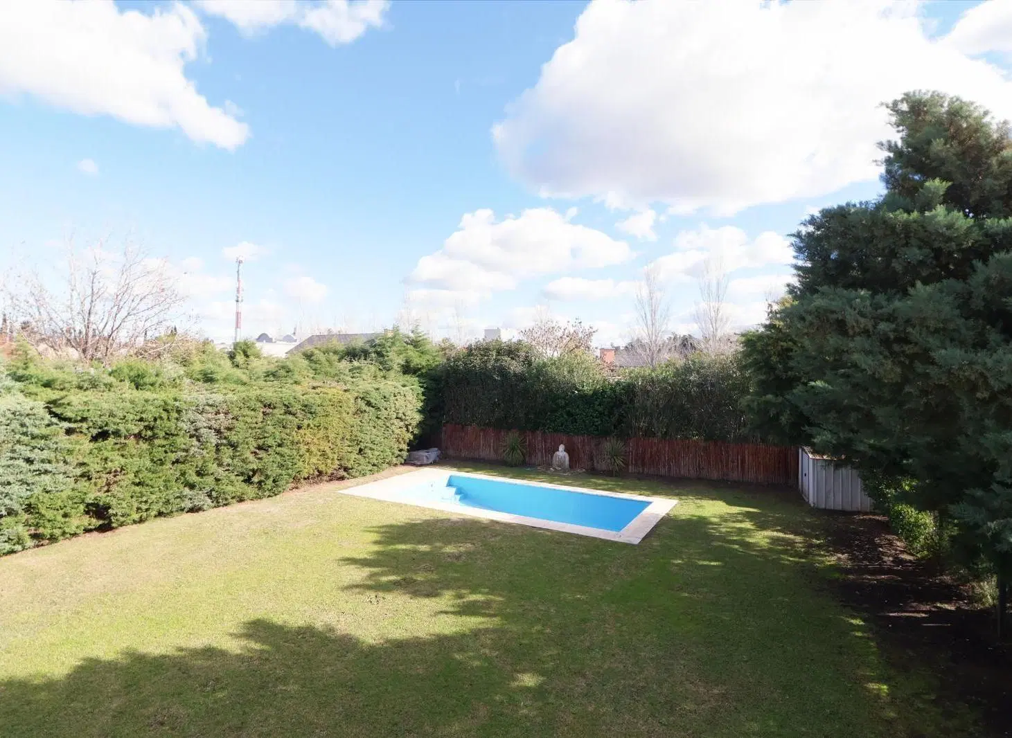 ALQUILER - CASA 4 AMBIENTES CON JARDIN Y PILETA - 2