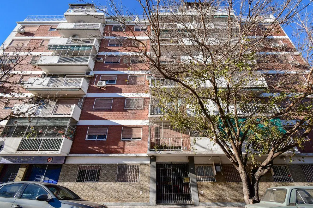 VENTA - 2 AMB CON PATIO EN MONTE CASTRO 3