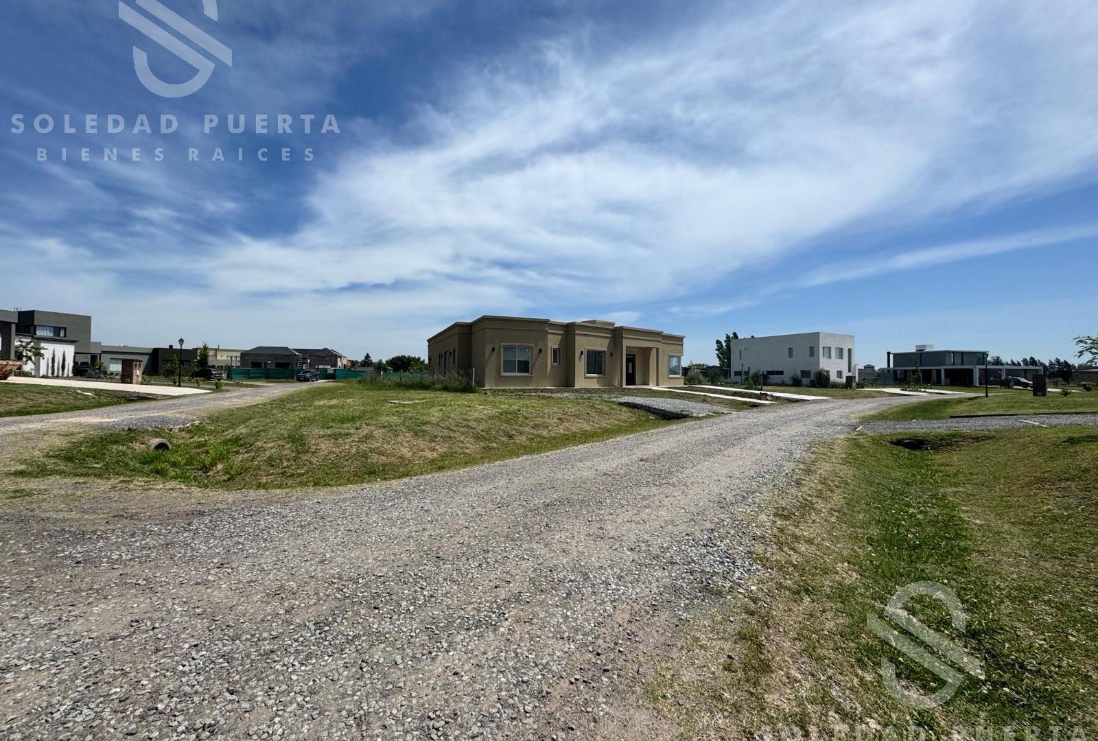 CASA EN VENTA EN MEDAL COUNTRY CLUB ACEPTA PERMUTA