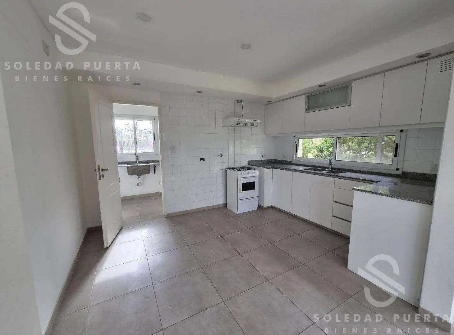 ALQUILER - AMPLIA CASA EN SAN EDUARDO, LOTE CENTRAL, CON PILETA 2