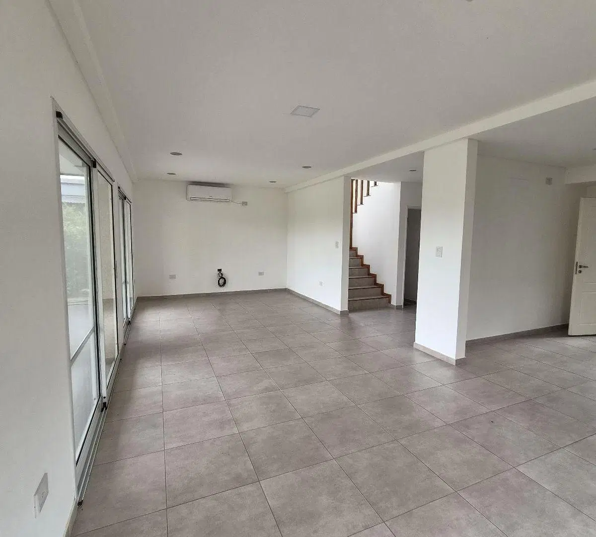 ALQUILER - AMPLIA CASA EN SAN EDUARDO, LOTE CENTRAL, CON PILETA 2