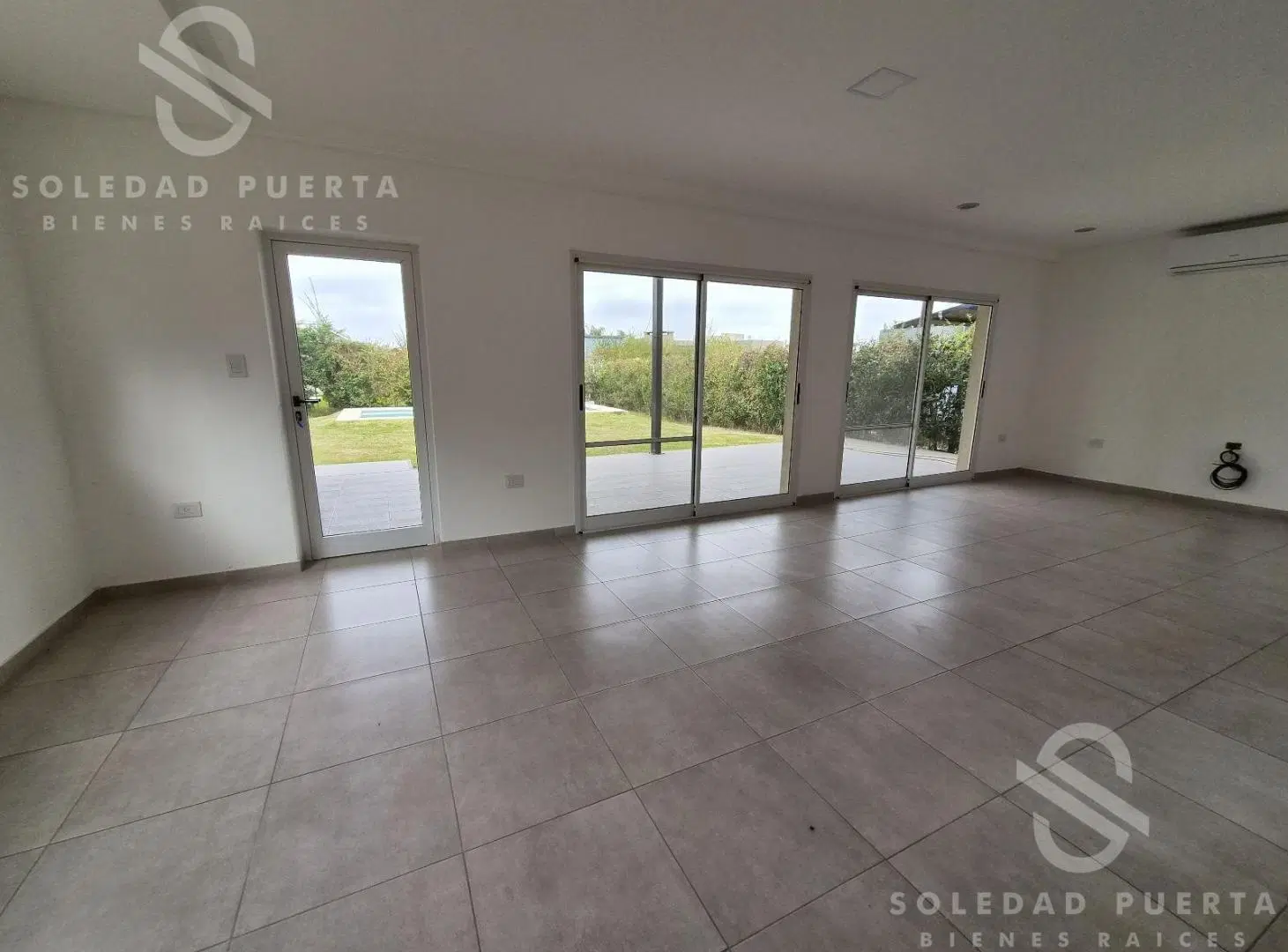 ALQUILER - AMPLIA CASA EN SAN EDUARDO, LOTE CENTRAL, CON PILETA 4