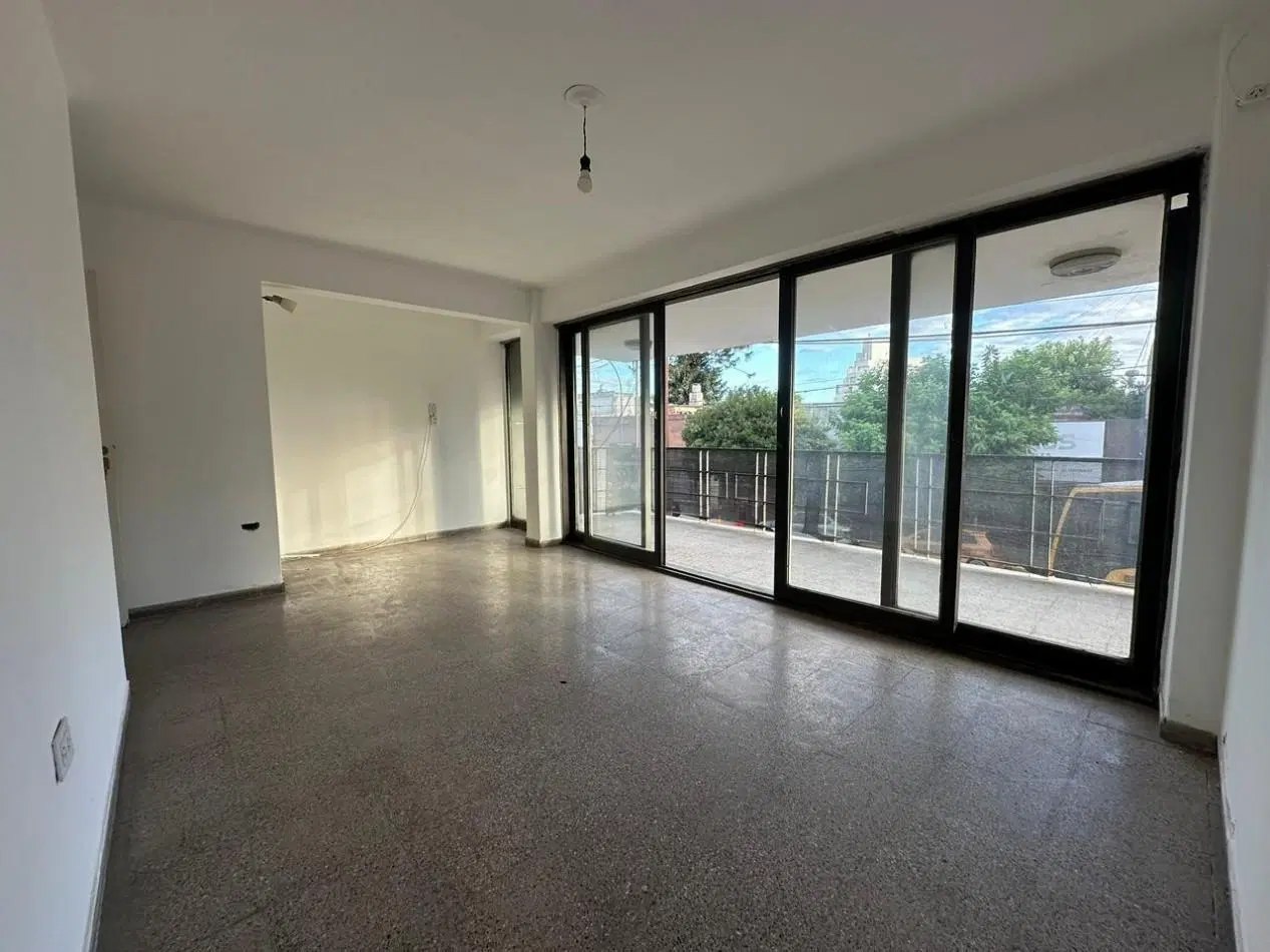 Departamento en venta 2 dormitorios con balcon y patio - Frente - Sobre Av. Castro Barros 5