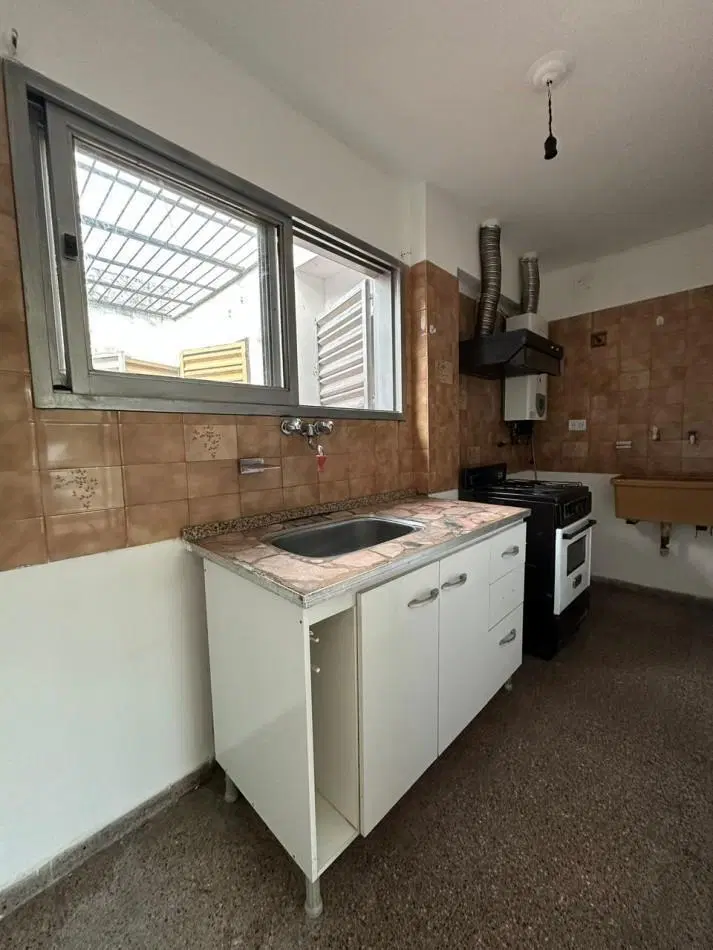 Departamento en venta 2 dormitorios con balcon y patio - Frente - Sobre Av. Castro Barros 3