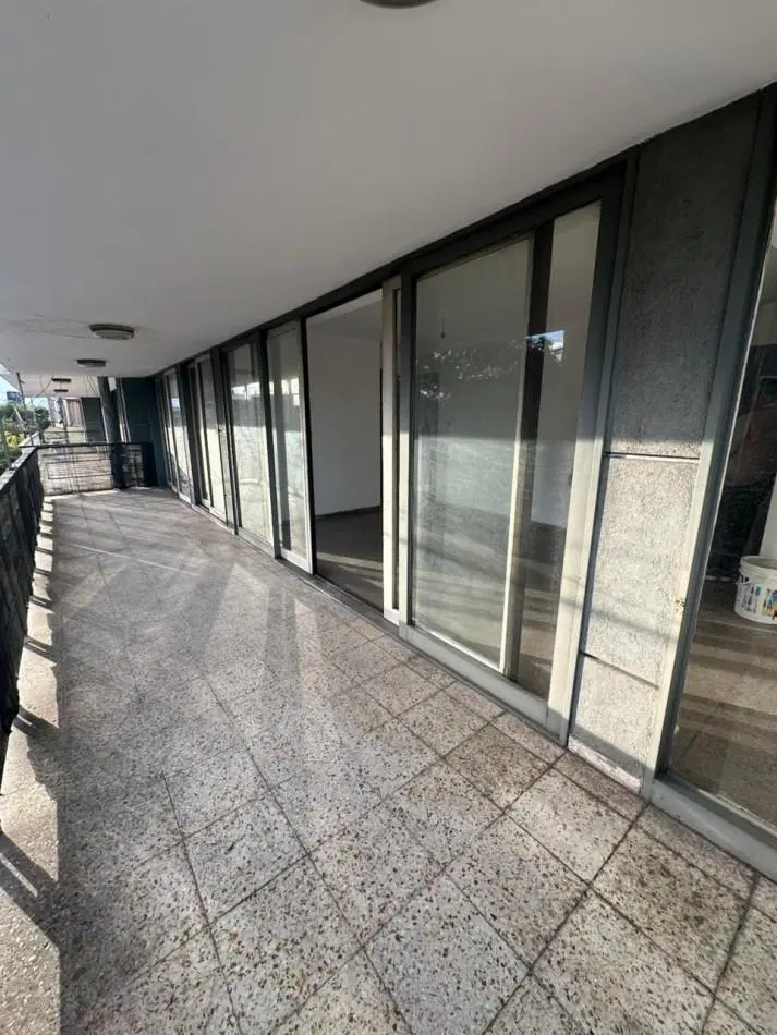 Departamento en venta 2 dormitorios con balcon y patio - Frente - Sobre Av. Castro Barros 4