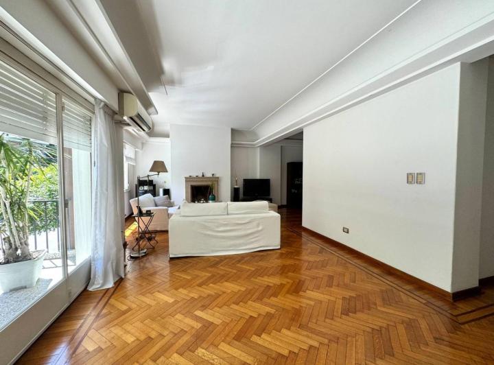 Venta Departamento 4 ambientes con dependencia / Piso/2 cocheras/Impec/Reformado/Sobre Avenida 1