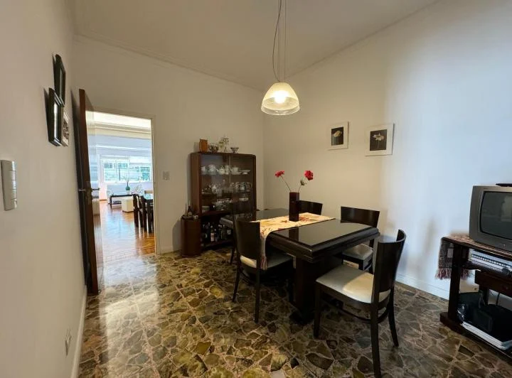 Venta Departamento 4 ambientes con dependencia / Piso/2 cocheras/Impec/Reformado/Sobre Avenida 4