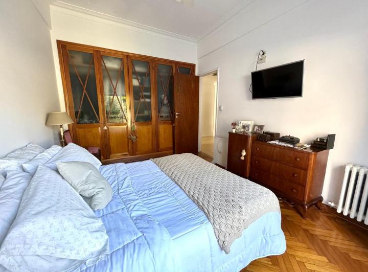 Venta Departamento 4 ambientes con dependencia / Piso/2 cocheras/Impec/Reformado/Sobre Avenida 5