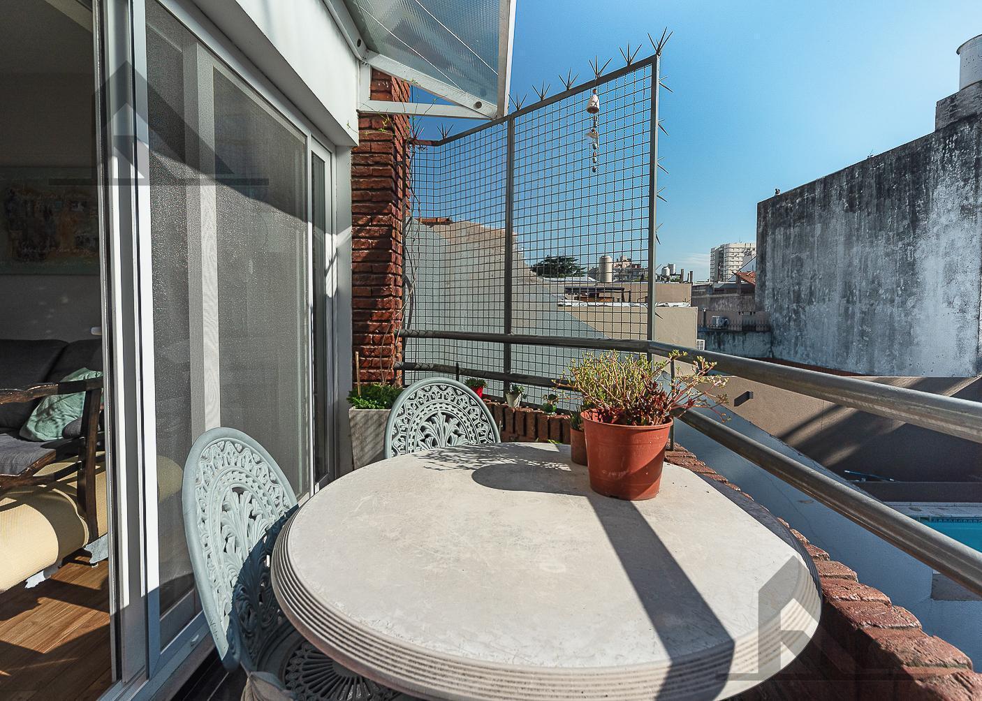 Foto de Venta PH de 4 ambientes - triplex - con cochera y amoblado en Villa, imagen 2