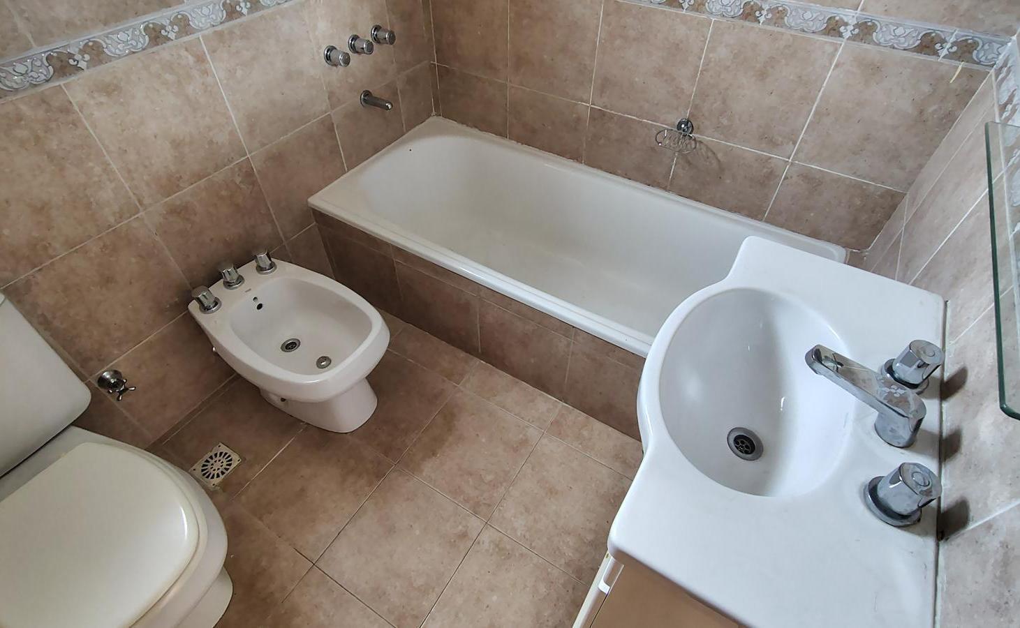 Foto de Alquiler Departamento 3 ambientes/COCHERA/Luminoso/Balcón/Contrafrente/C, imagen 4