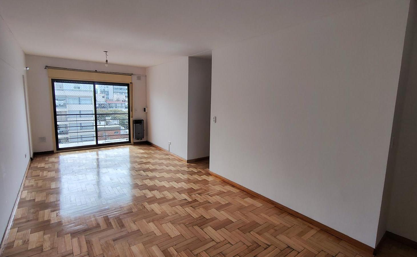 Foto de Alquiler Departamento 3 ambientes/COCHERA/Luminoso/Balcón/Contrafrente/C, imagen 1