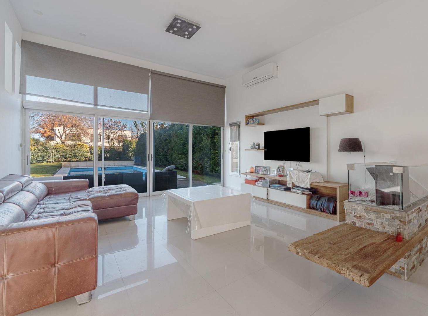 Foto de VENTA CASA 4 AMBIENTES EN HARAS SANTA MARIA LAS LOMAS, imagen 2