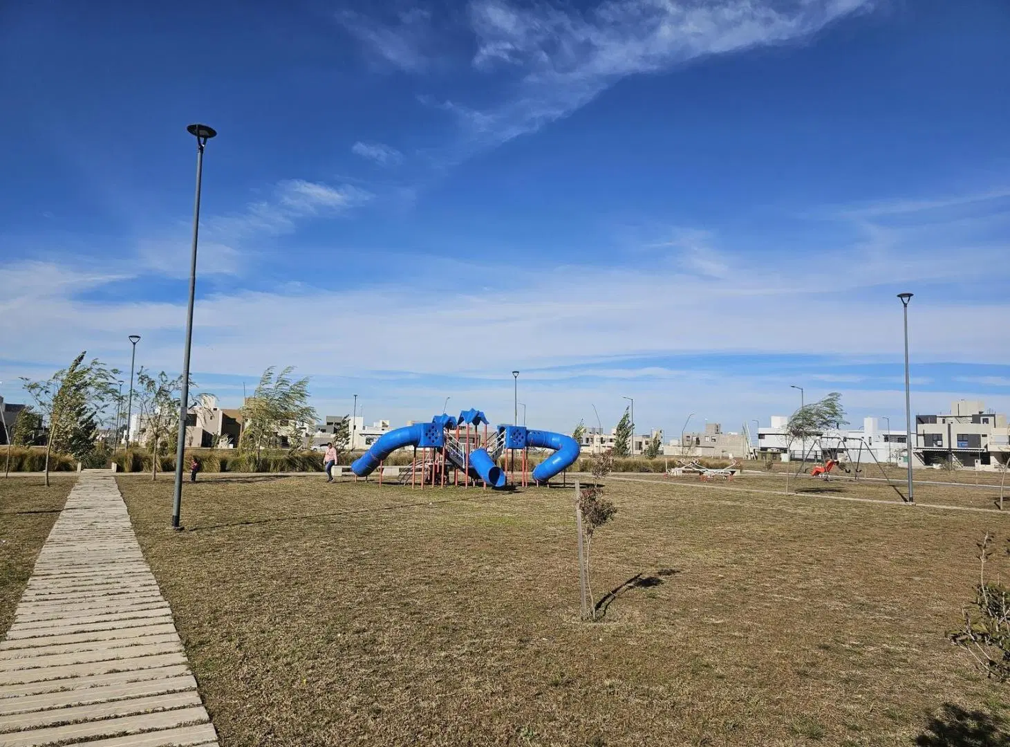 Terreno Quebradas de Manantiales. 250m2 Fondo Norte Apto Duplex. 4