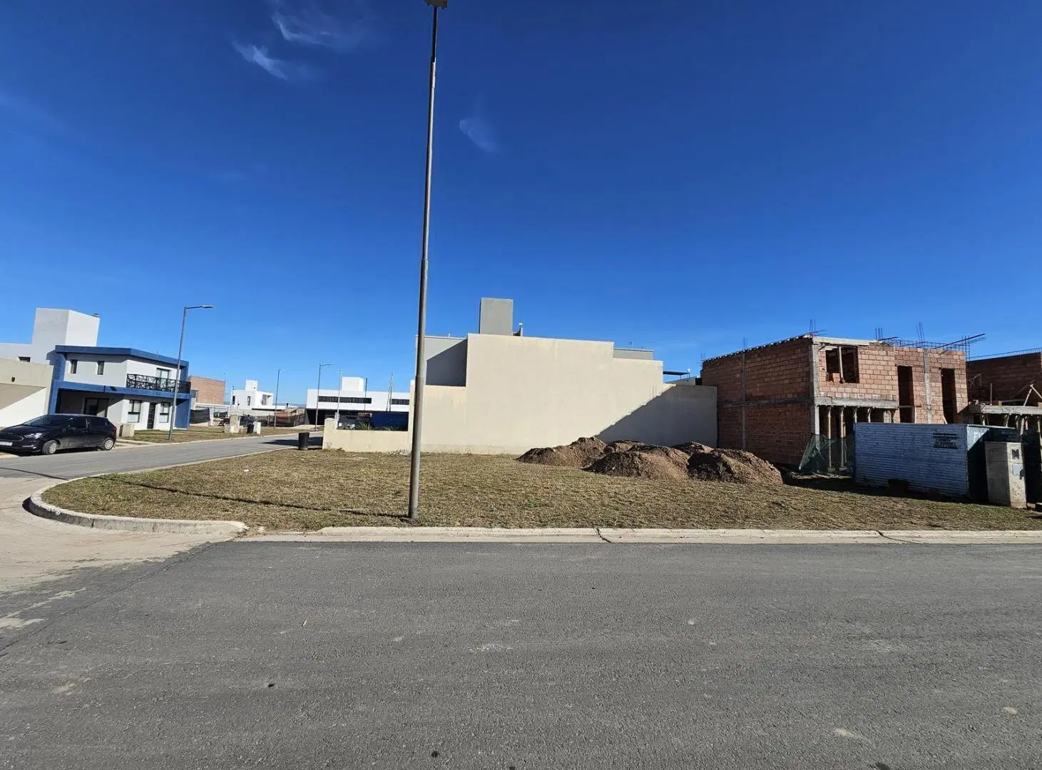 Terreno Quebradas de Manantiales. 250m2 Fondo Norte Apto Duplex. 3