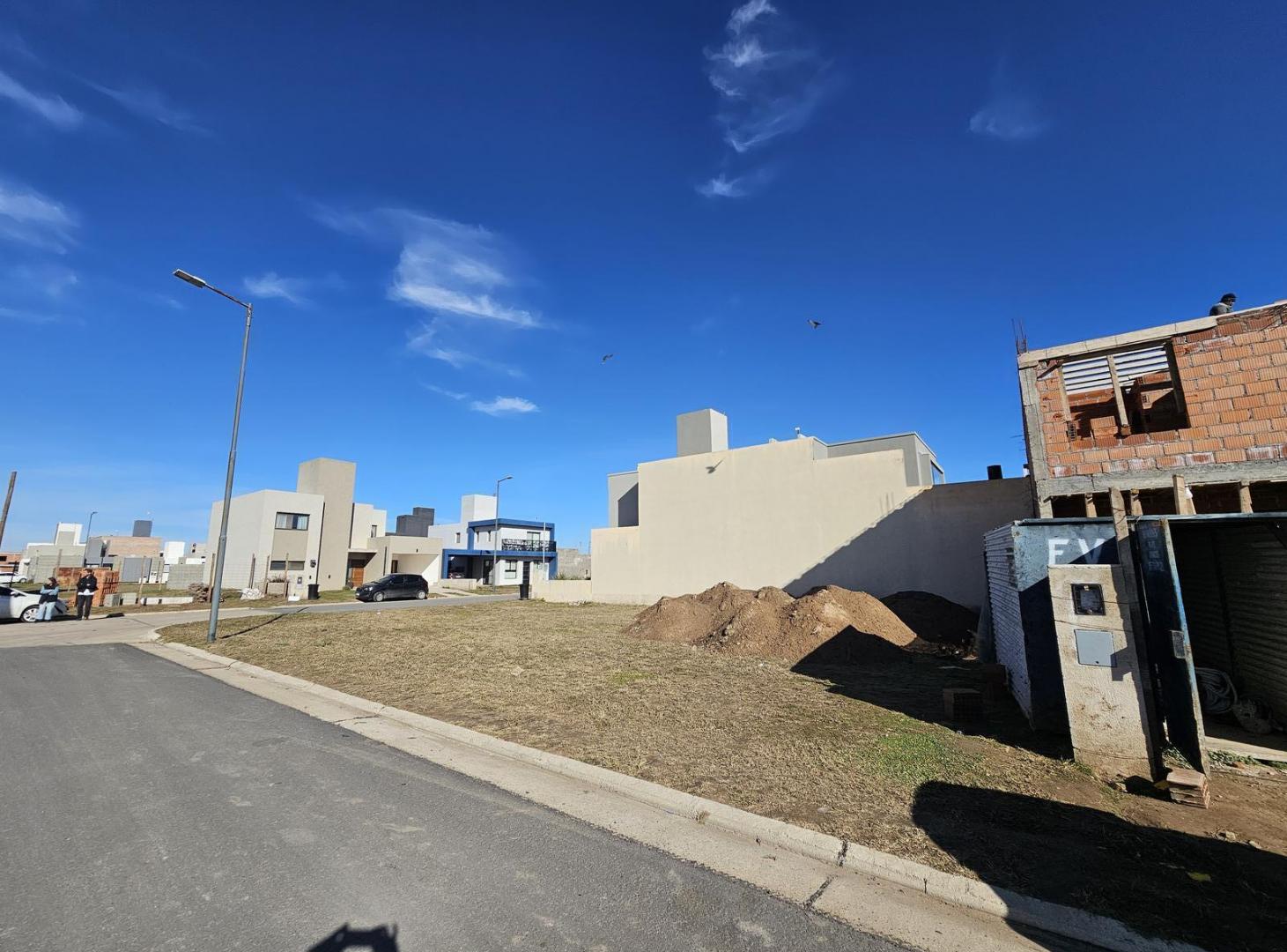 Terreno Quebradas de Manantiales. 250m2 Fondo Norte Apto Duplex.