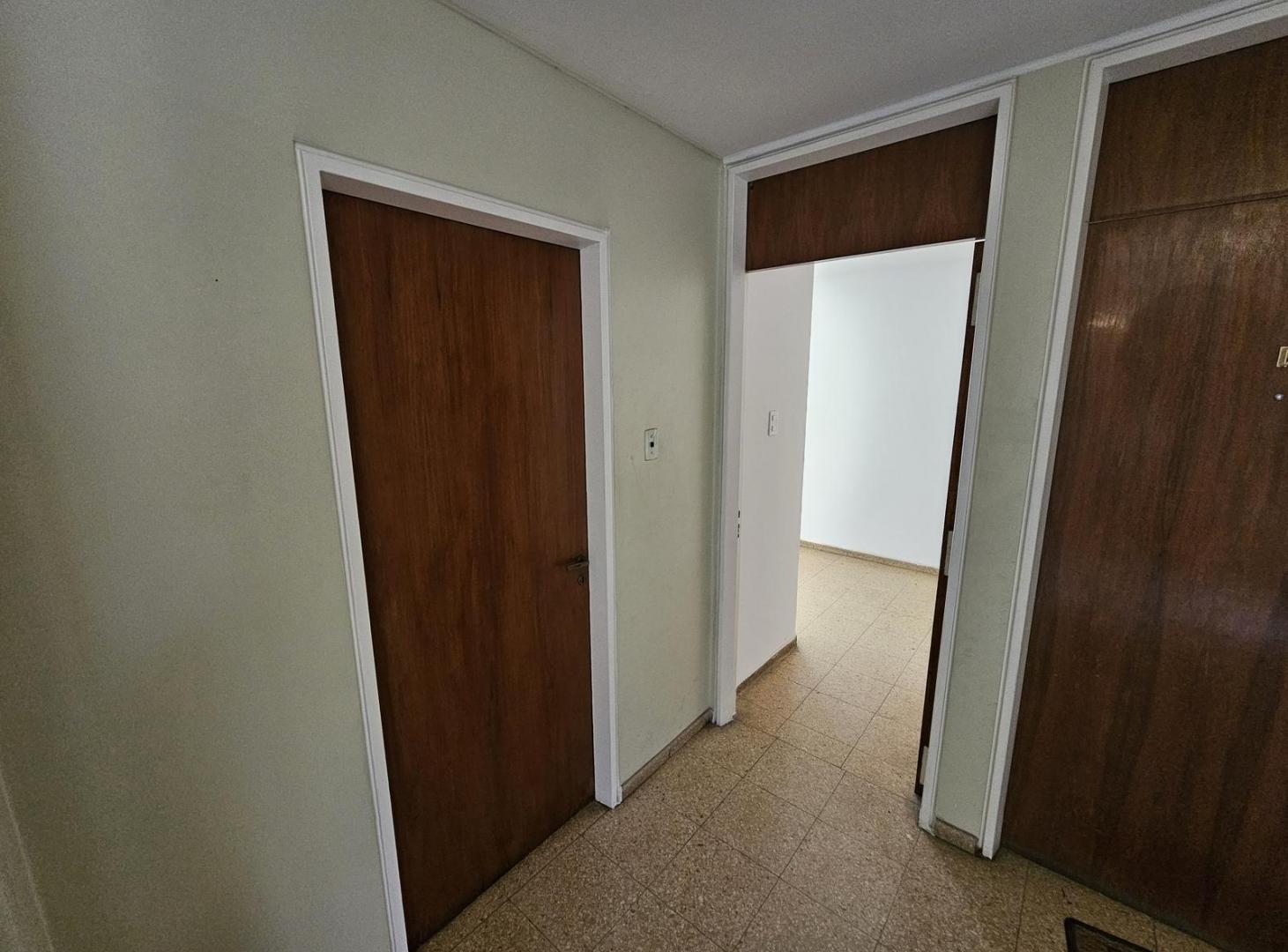 Foto de Departamento 2 Dormitorios con Balcon mas Dependencia en Av Colon, imagen 2
