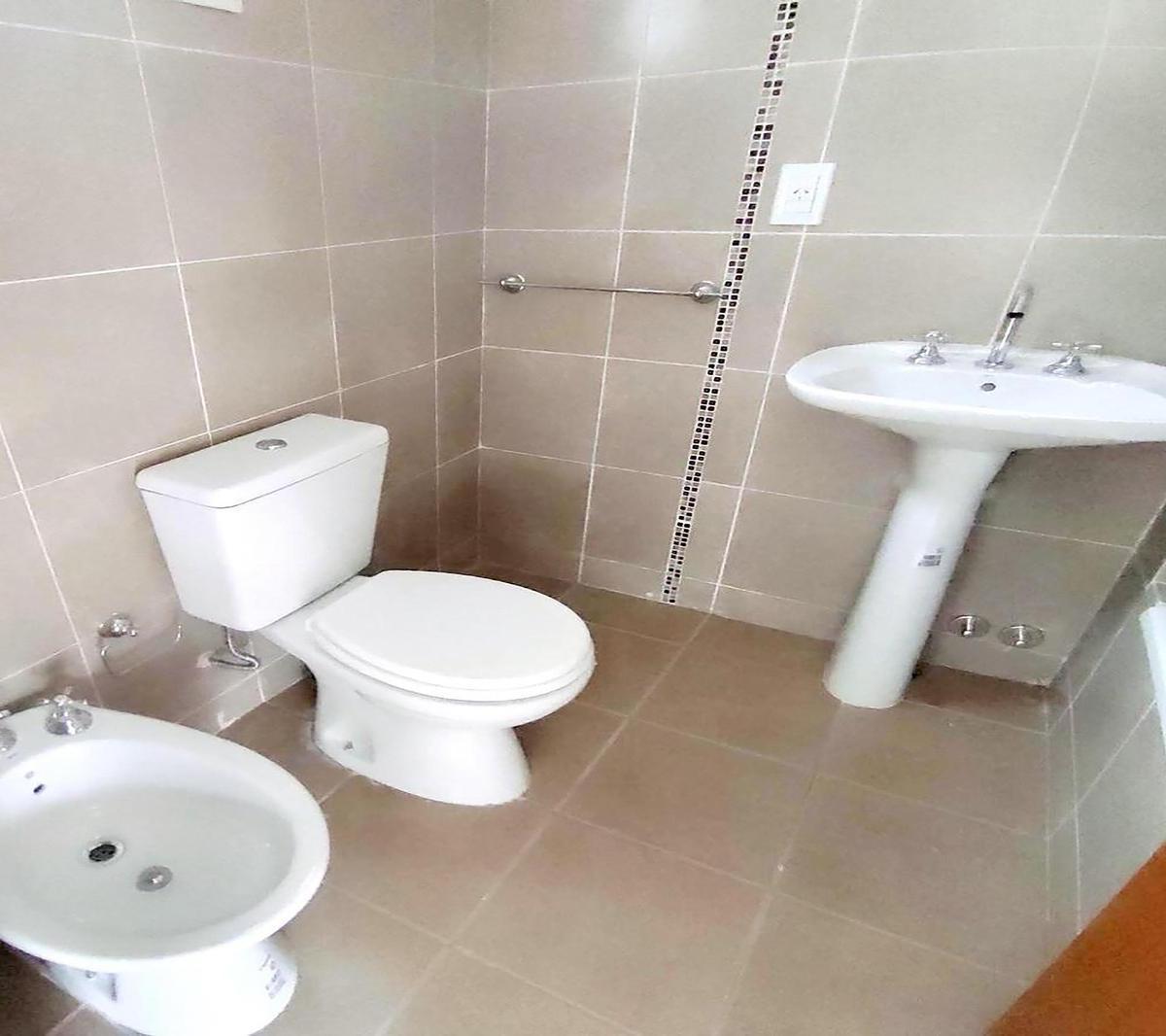 Casa en Venta 3 Dorm. con Cochera y Jardin 2