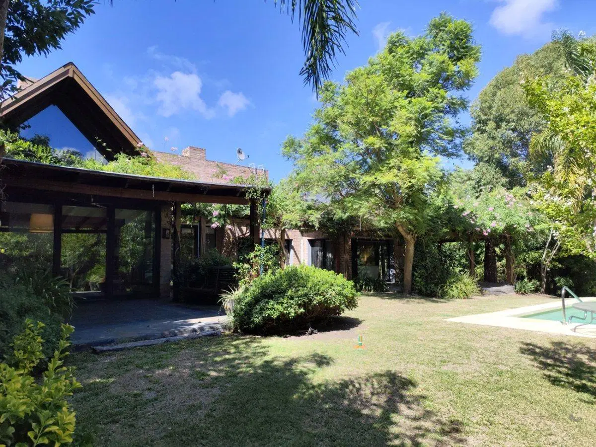 Casa 5 ambientes en venta en Colonia con piscina 3