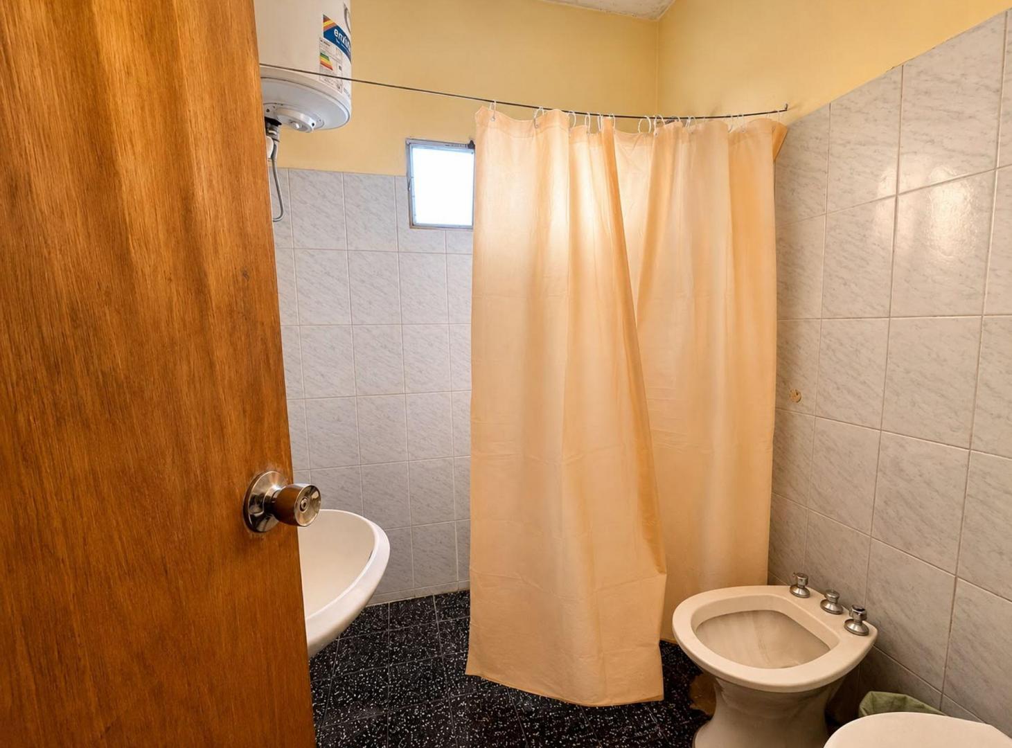 Foto de CASA EN VENTA CON AMPLIO TERRENO Y GALPON, imagen 3