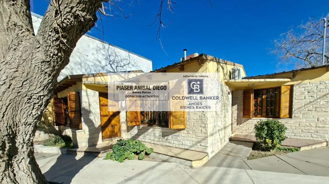 casa 3 dormitorios en esquina frente a una plaza zona muy tranquila 1