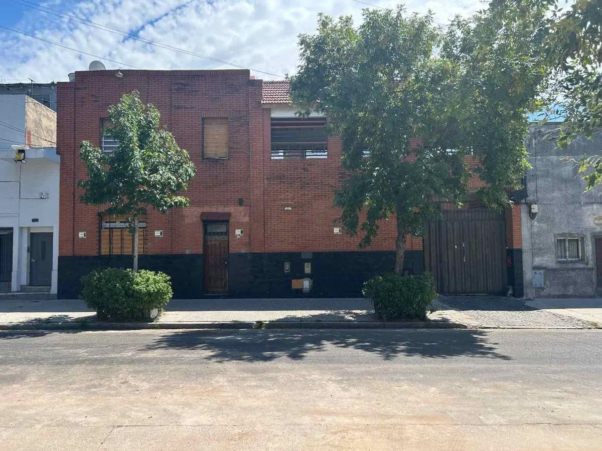 VENTA de CASA con DEPOSITO en Parque Chacabuco 5