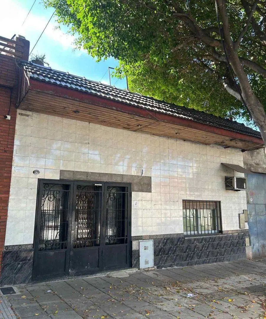 VENTA de CASA CON LOTE PROPIO en Parque Chacabuco 2
