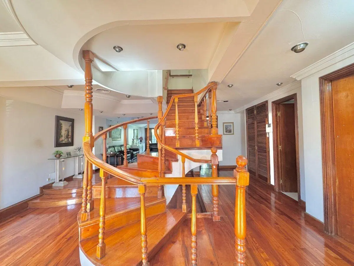 VENTA CASA 8 AMBIENTES FLORES 3