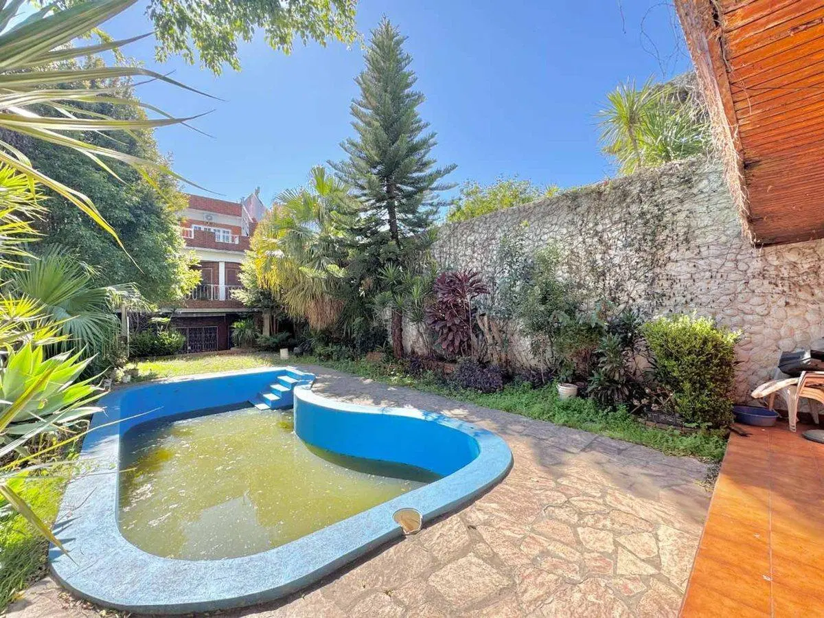 VENTA CASA 8 AMBIENTES FLORES 4