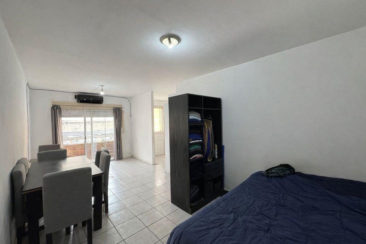 MONOAMBIENTE EN FLORESTA CON GRAN CONECTIVIDAD