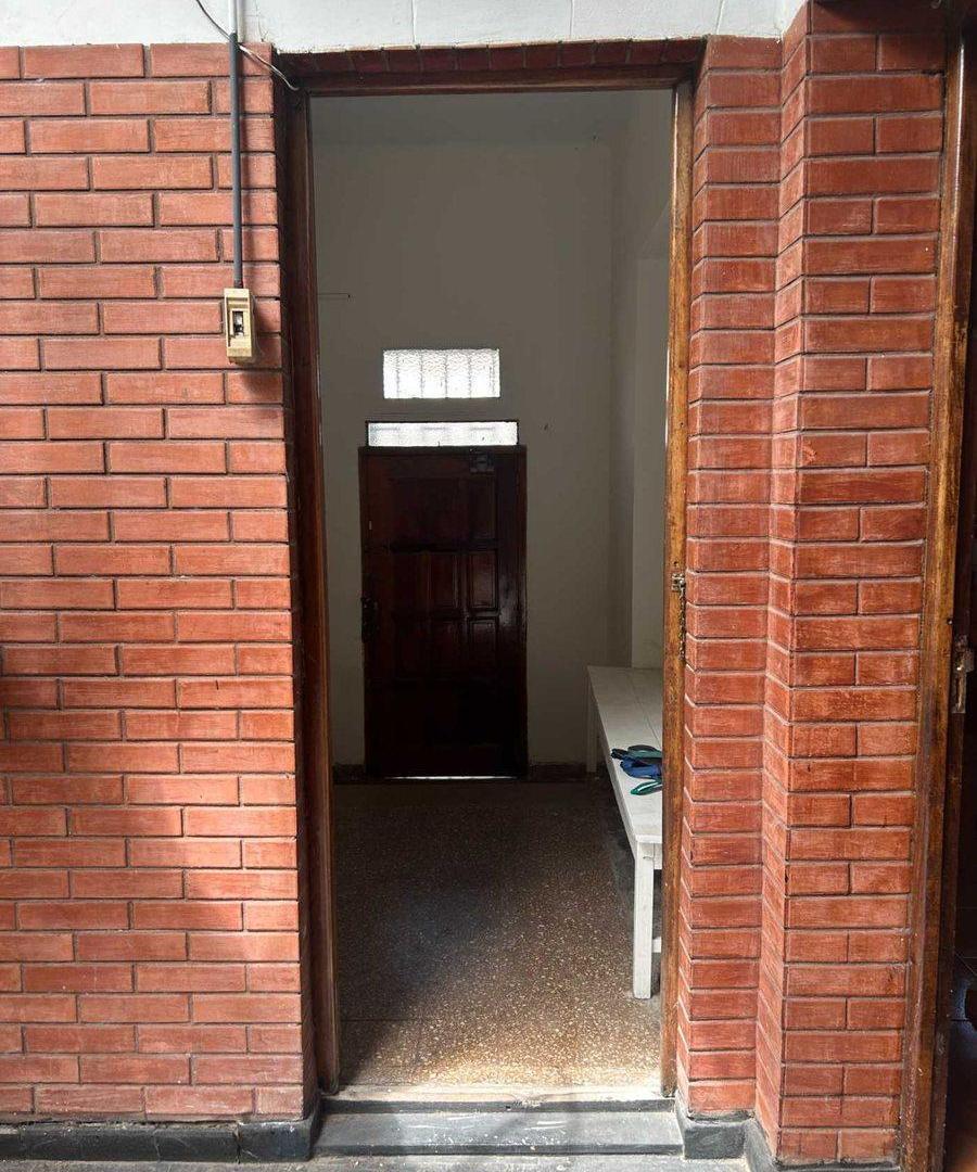 Foto de VENTA de CASA con DEPOSITO en Parque Chacabuco, imagen 1
