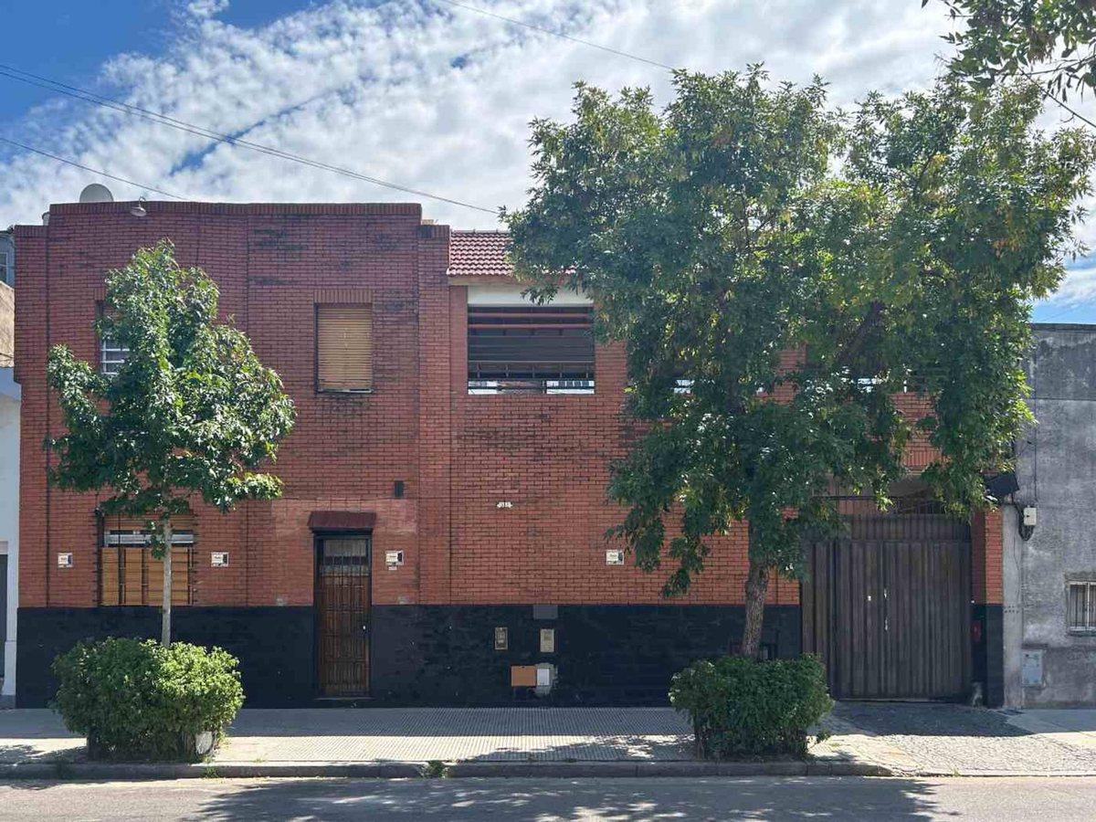 VENTA de CASA con DEPOSITO en Parque Chacabuco