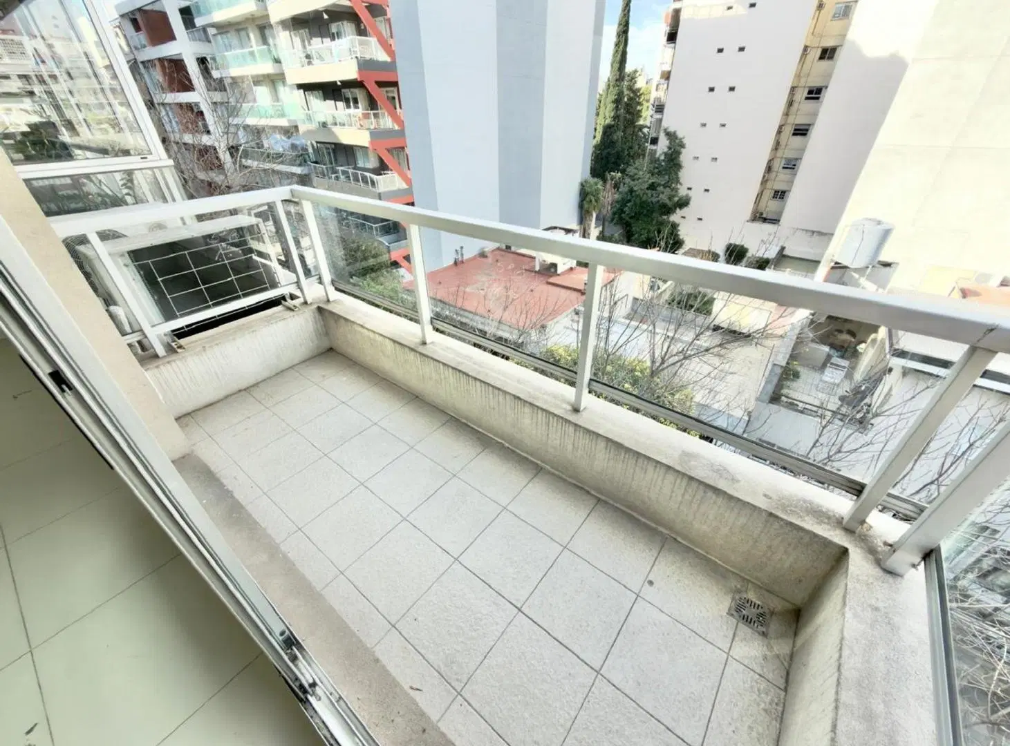 MONOAMBIENTE C/BALCON AL FRENTE Y COCHERA FLORES 4