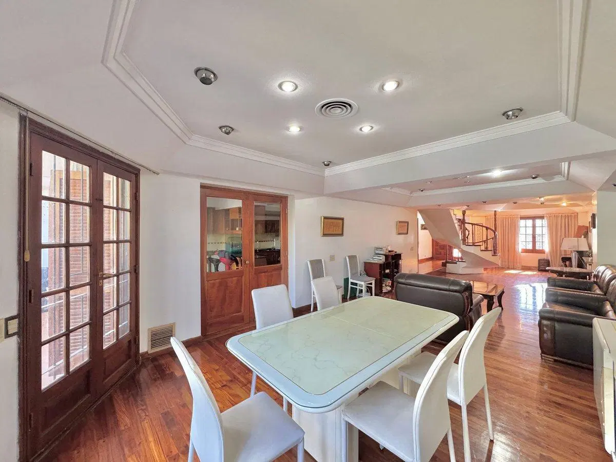 VENTA CASA 8 AMBIENTES FLORES 8