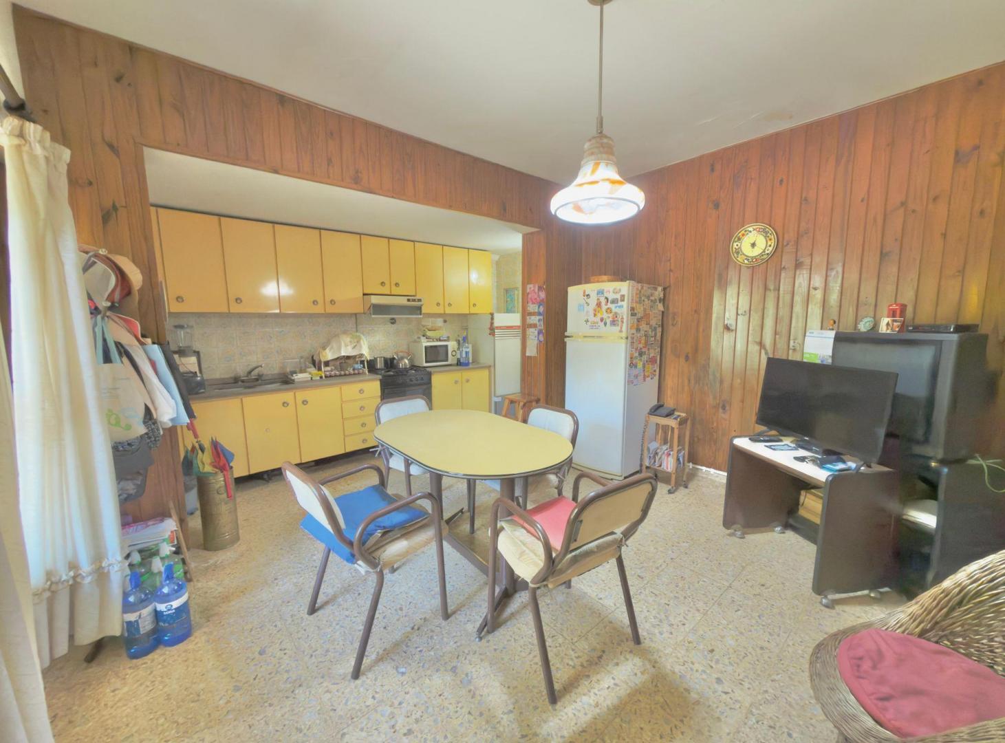 Foto de VENTA CASA 4 AMBIENTES C/ TERRAZA COCHERA Y LAVADE, imagen 2