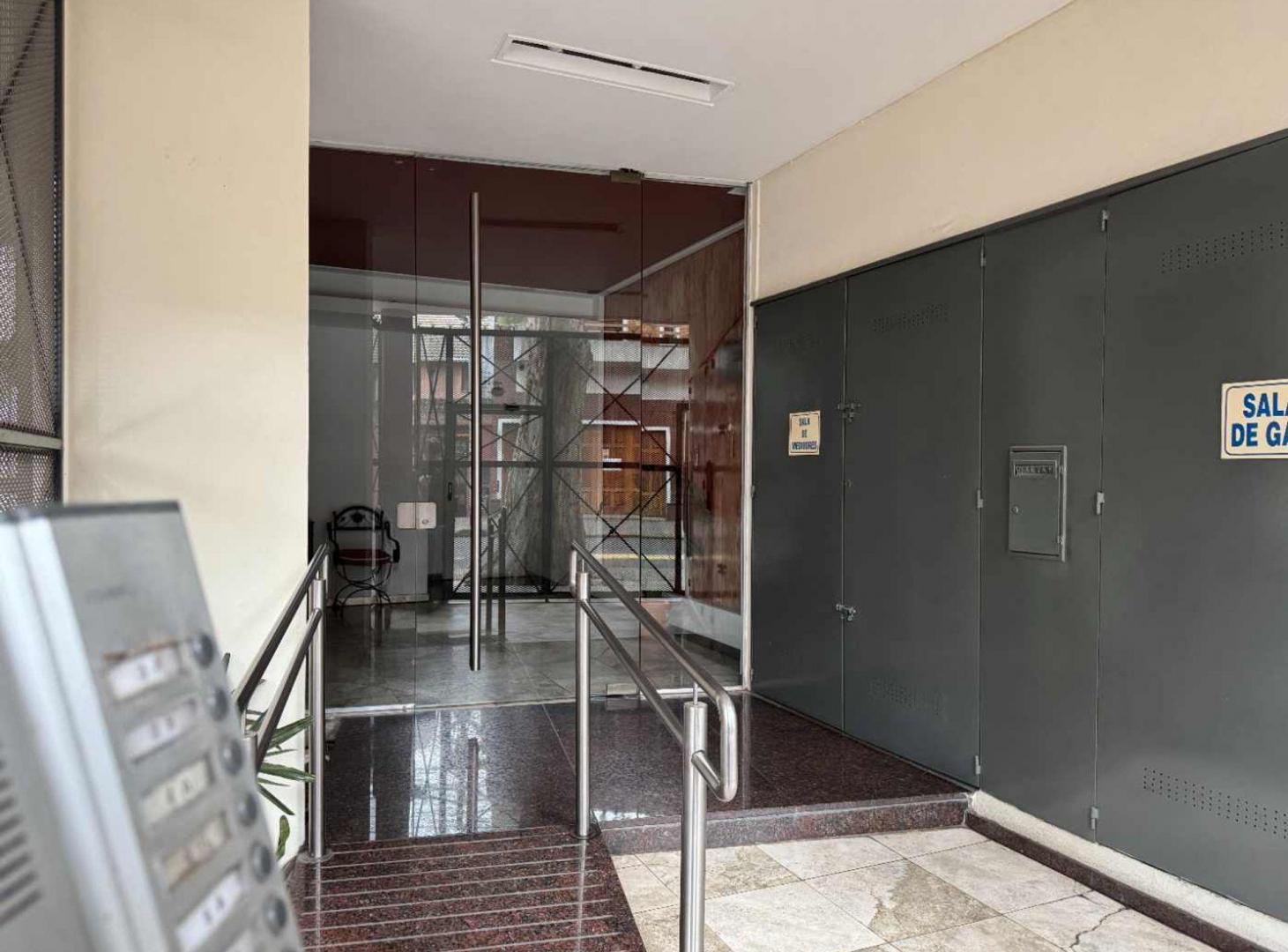 Foto de VENTA DEPARTAMENTO 3 AMBIENTES FLORES COCHERA, imagen 2