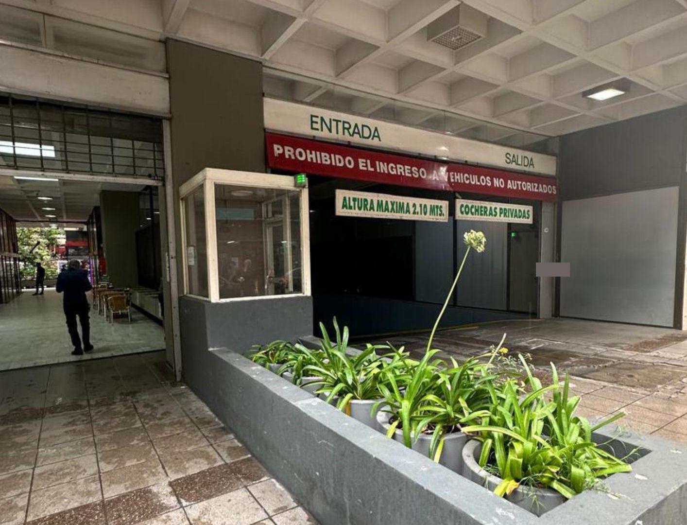 VENTA EXCELENTE Cochera Fija en Galería Jardín
