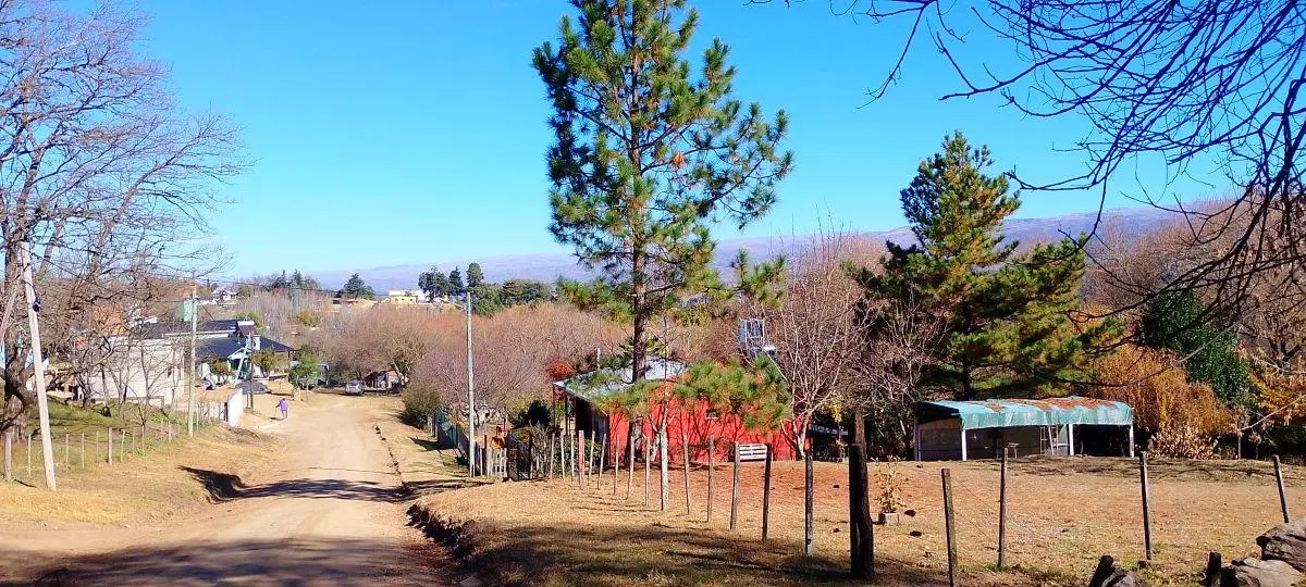 VENTA EN BLOQUE 1.100 m² con Fondo de Arroyo en Zona Urbana de Villa Yacanto 3