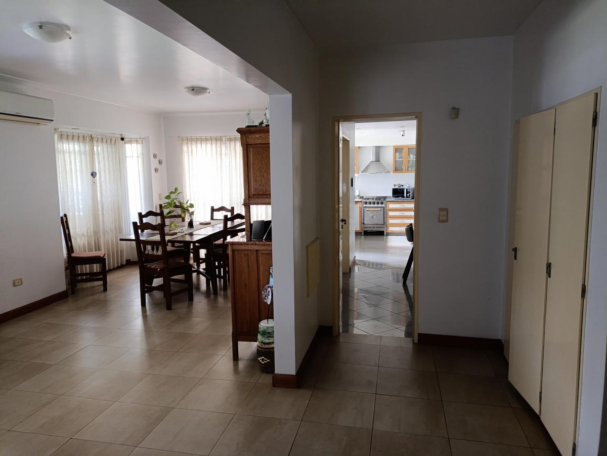 Hermoso Chalet 3 Plantas C/ Fondo y Pileta 2