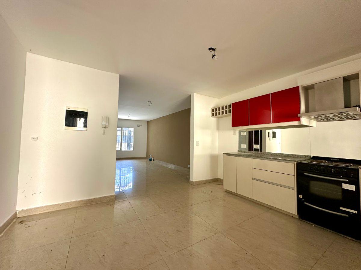 EXCELENTE TRÍPLEX 4 AMBIENTES CON PATIO Y COCHERA