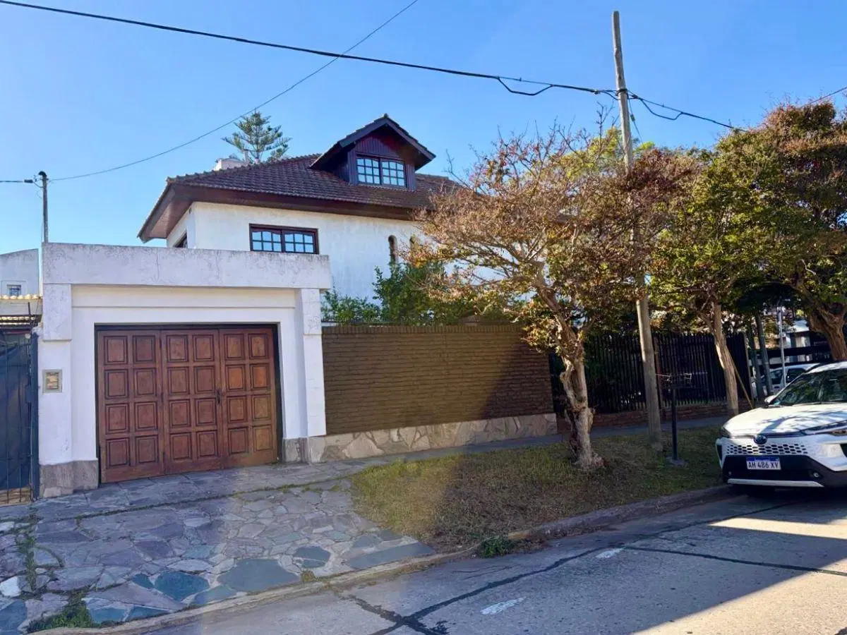 CHALET 4 DORM. Y 3 BAÑOS, PATIO Y GARAGE - IDEAL 2 FAMILIAS 2