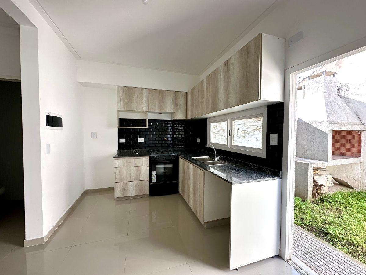 Foto de INMEJORABLE DÚPLEX A ESTRENAR -Suite, Jardín, Play y Cochera, imagen 3