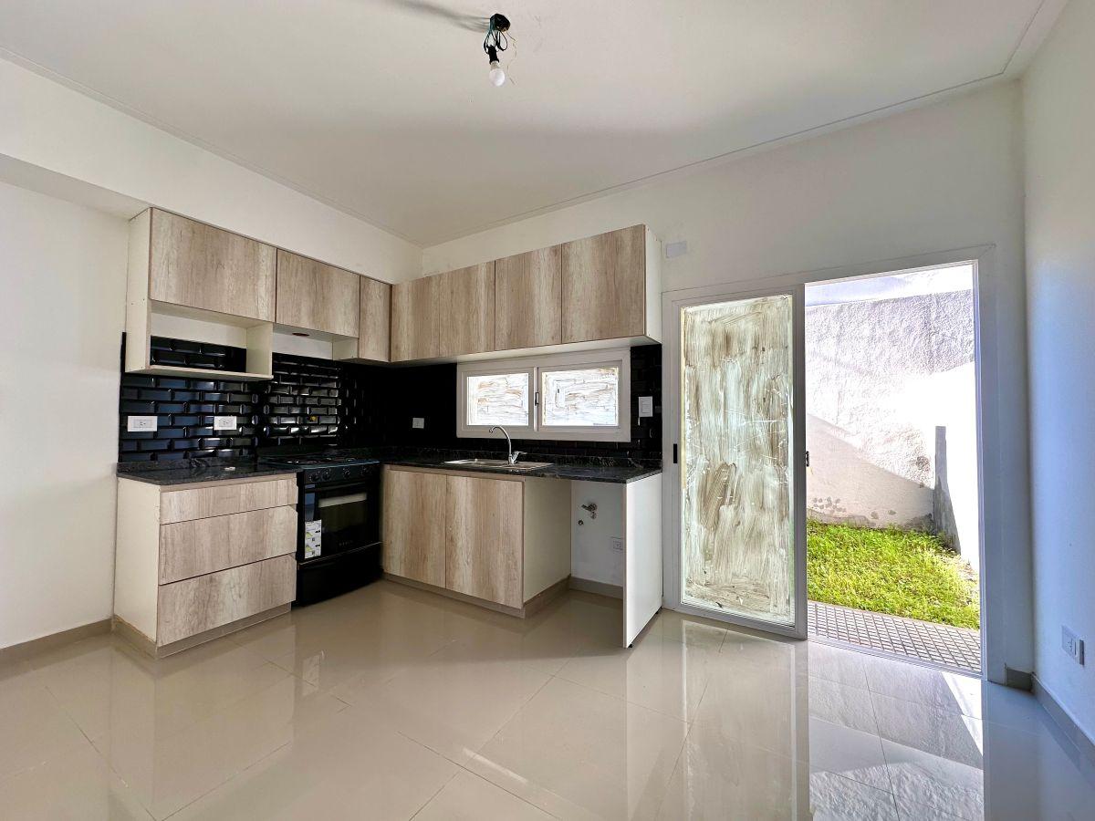 Foto de INMEJORABLE DÚPLEX A ESTRENAR -Suite, Jardín, Play y Cochera, imagen 1