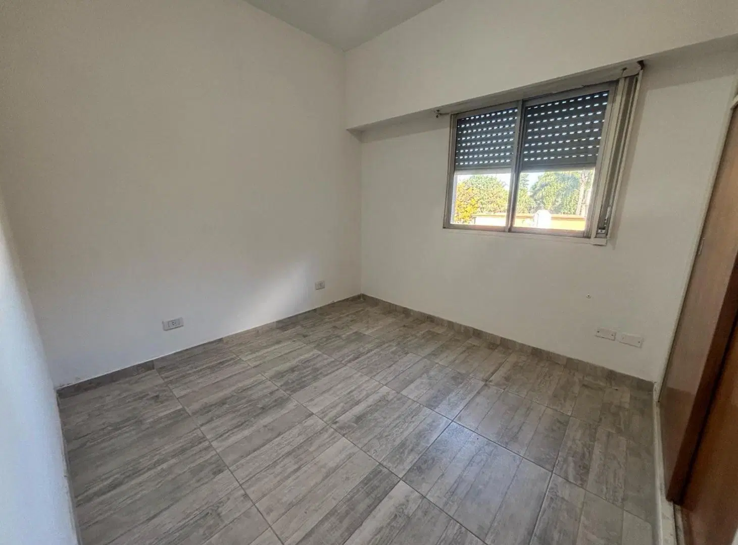 Alquiler Departamento 3amb, al frente con cochera y jardin propio, Parque Leloir 2