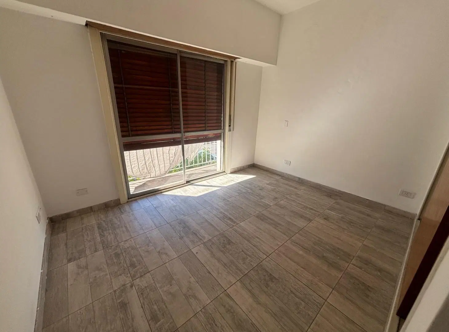 Alquiler Departamento 3amb, al frente con cochera y jardin propio, Parque Leloir 4