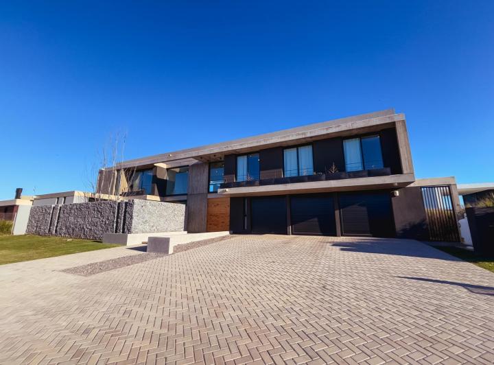 Propiedad moderna de 4 habitaciones en Village del Brigadier 2